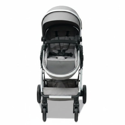 Poussette convertible en mode siege position haute coloris gris, harnais 5 points de securite, vue trois quarts avant sur fond blanc - Choupinoo