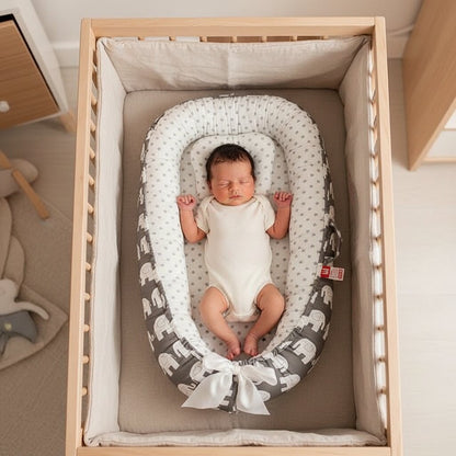 Reducteur de lit bebe cocon motif etoiles et elephants avec nouveau-ne endormi dans berceau bois naturel - Choupinoo