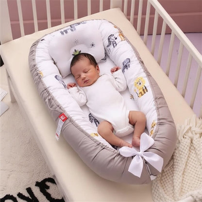 Reducteur de lit bebe cocon motif safari avec nouveau-ne endormi dans berceau blanc - Choupinoo