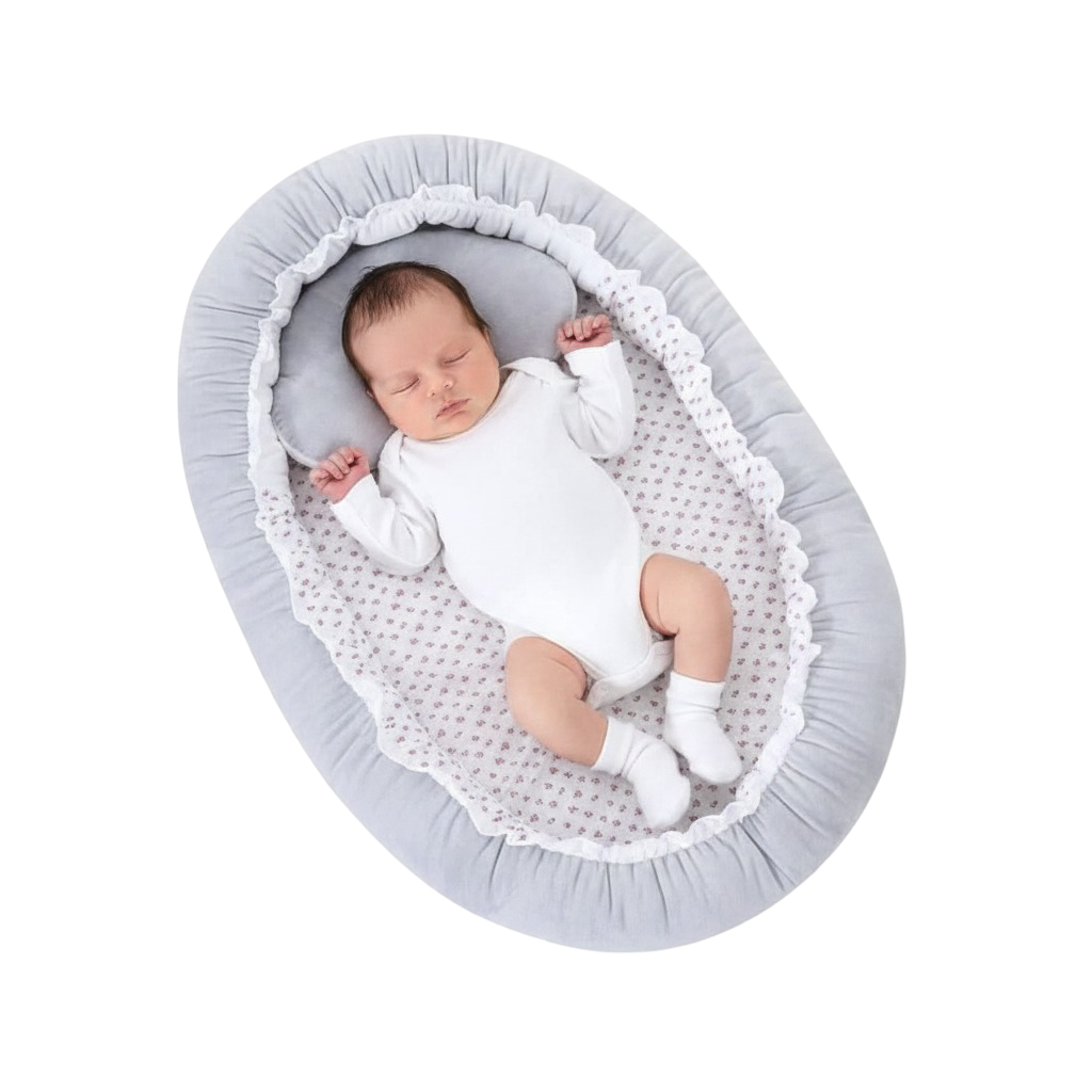 Reducteur de lit bebe gris a motif floral avec nouveau-ne endormi, vue de dessus fond blanc - Choupinoo