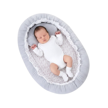 Reducteur de lit bebe gris a motif floral avec nouveau-ne endormi, vue de dessus fond blanc - Choupinoo