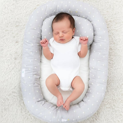 Reducteur de lit bebe gris a pois blancs avec nouveau-ne endormi, vue de dessus - Choupinoo