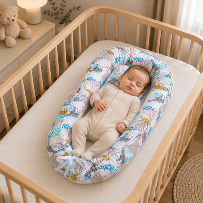 Reducteur de lit bebe cocon motif jungle rose et vert, bebe endormi dans un lit en bois - Choupinoo