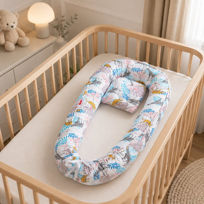Reducteur de lit bebe cocon motif jungle bleu et rose, bebe endormi dans un lit en bois - Choupinoo