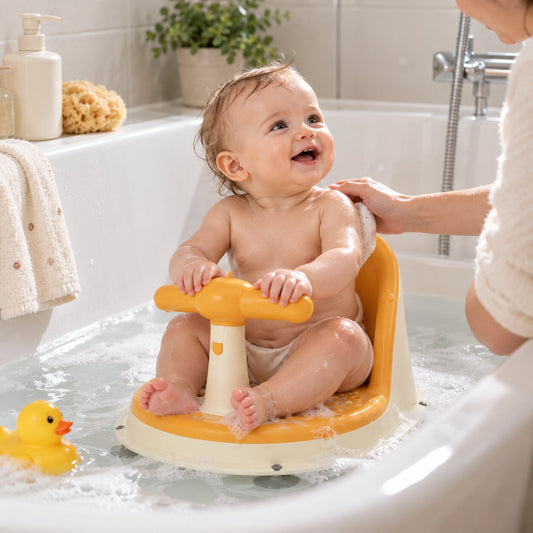 Siège de bain bébé installé dans une baignoire pendant le bain avec un parent