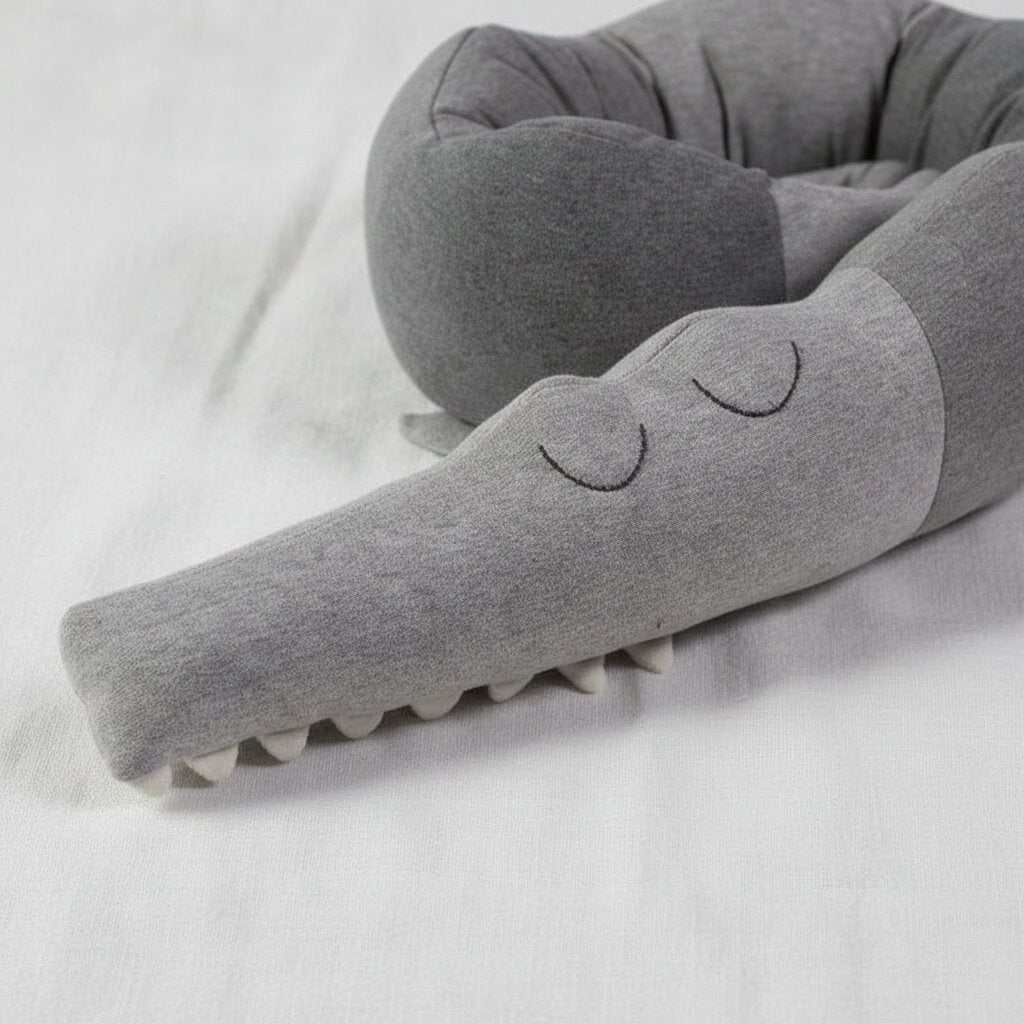 Texture premium du tour de lit crocodile en peluche Choupinoo