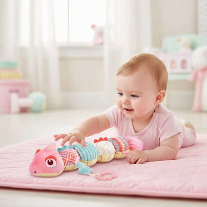 Tummy time — face à face avec le caméléon doudou — bébé captivé, exploration des textures