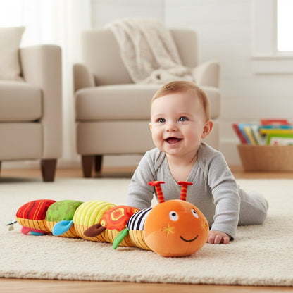 Le tummy time — bébé face à face avec la tête souriante de la chenille, complètement captivé